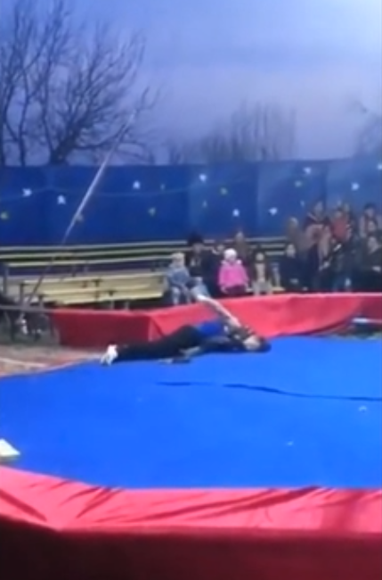 Nghệ sĩ xiếc thú đổ gục vì bị trăn quấn cổ. Nguồn ảnh: east2west. Nghệ sĩ xiếc thú đổ gục vì bị trăn quấn cổ. Nguồn ảnh: east2west.