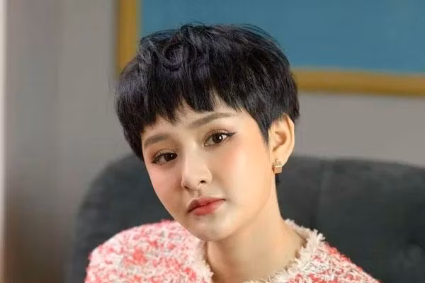 Ca sĩ Hiền Hồ bị kêu gọi tẩy chay sau bê bối đời tư.