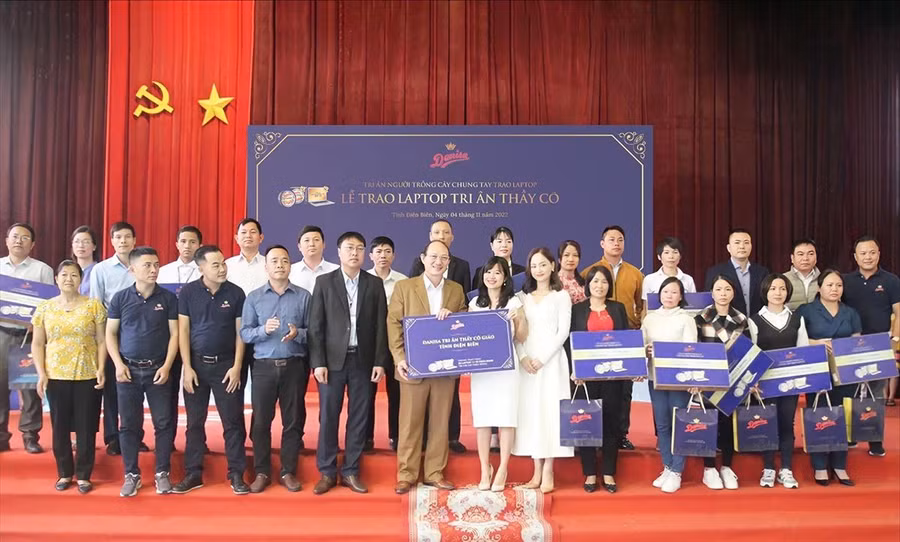 Danisa trao tặng laptop cho các thầy cô ở tỉnh Điện Biên - điểm đến đầu tiên của chương trình. 