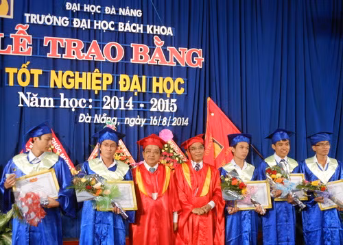 Tuyên dương khen thưởng SV tốt nghiệp loại xuất sắc.