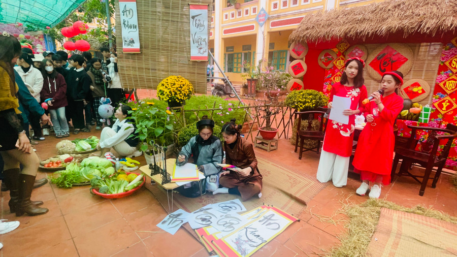 Tại mỗi gian hàng chợ Tết của học sinh đều có ông Đồ ngồi viết tranh chữ.