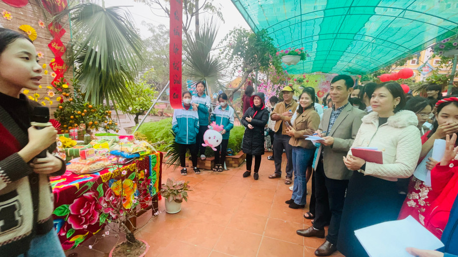 Học sinh thuyết trình về gian hàng tại hội chợ xuân.