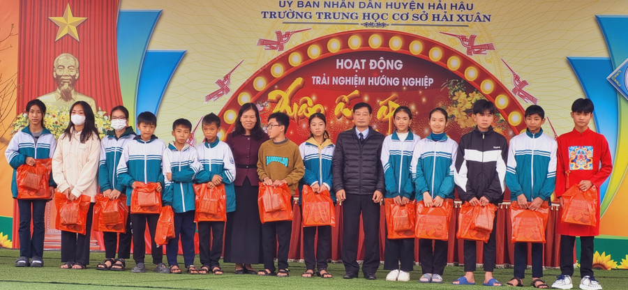 Lãnh đạo Hội Khuyến học xã Hải Xuân tặng quà cho học sinh nghèo vượt khó nhân dịp Xuân Giáp Thìn 2024.