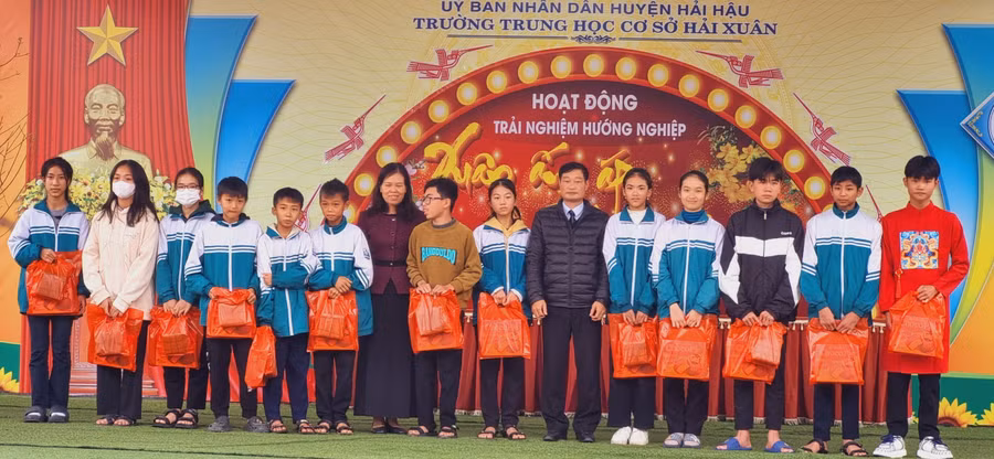 Lãnh đạo Hội Khuyến học xã Hải Xuân tặng quà cho học sinh nghèo vượt khó nhân dịp Xuân Giáp Thìn 2024.