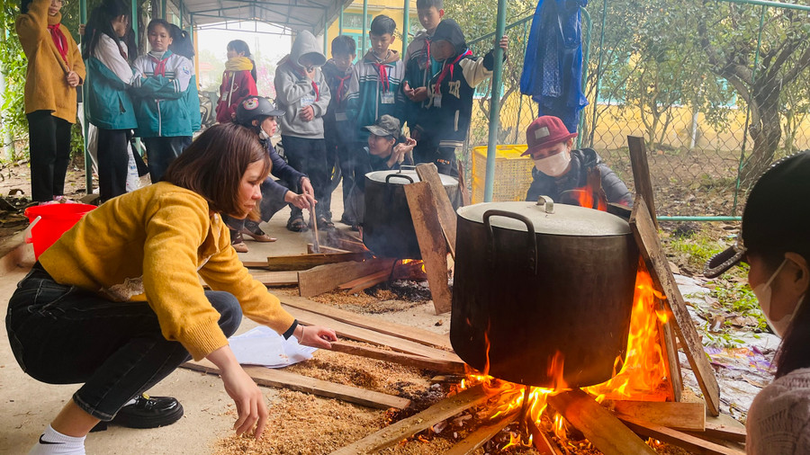 Những nồi bánh chưng được đun trên bếp lửa tại trường.