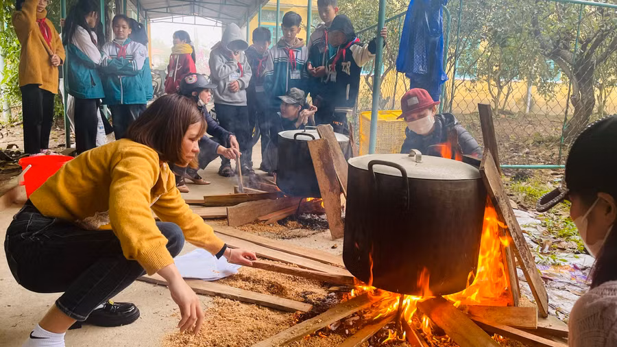 Những nồi bánh chưng được đun trên bếp lửa tại trường.