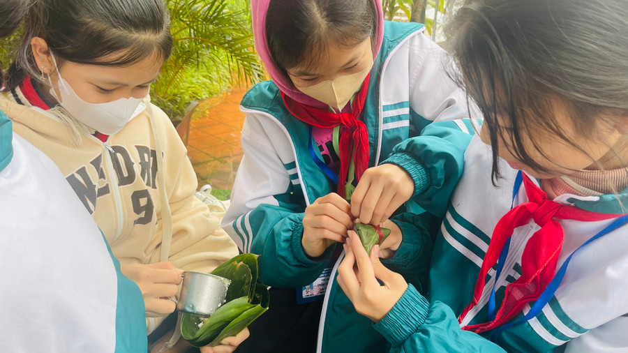 Những chiếc bánh Cóc (tương tự bánh chưng nhưng nhỏ hơn) được các em khéo léo tạo hình.