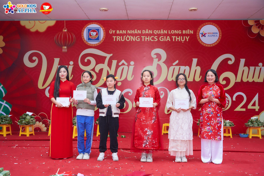 Đại diện nhà trường trao thưởng cho các đội thi gói bánh chưng năm nay.