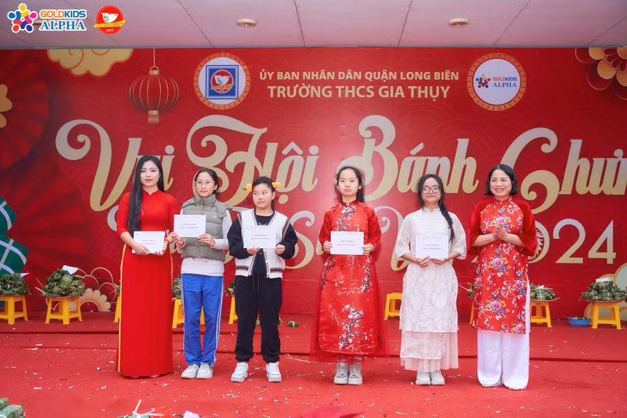 Đại diện nhà trường trao thưởng cho các đội thi gói bánh chưng năm nay.