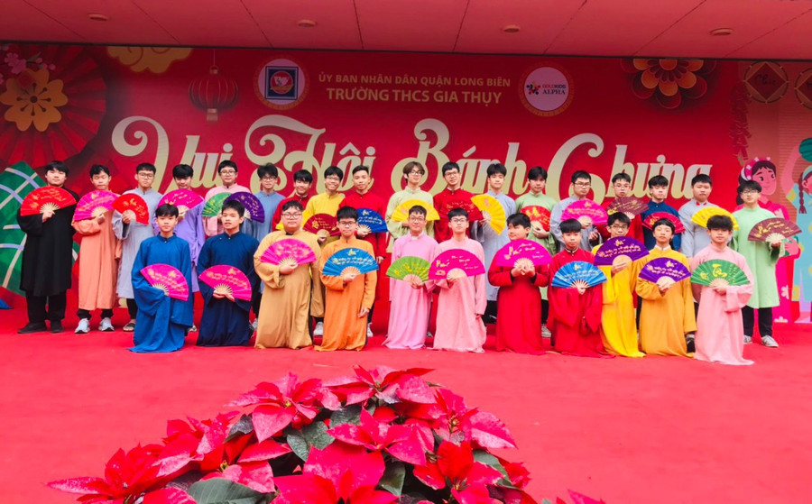 Học sinh diện trang phục áo dài truyền thống của dân tộc ta tại sự kiện.