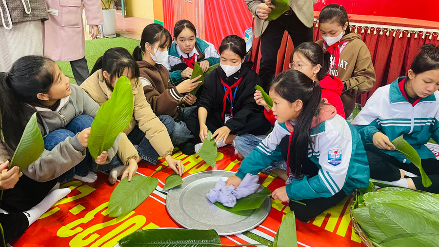 Các em học sinh cùng nhau chuẩn bị nguyên liệu để gói bánh chưng.