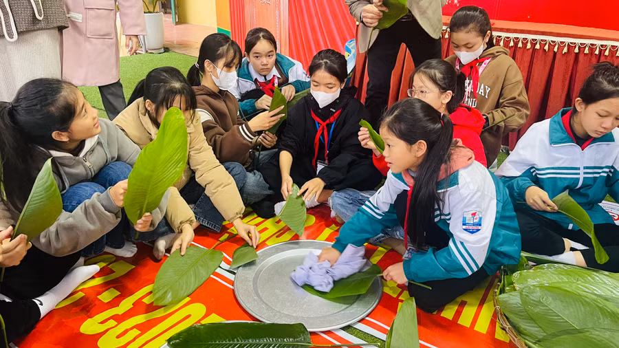 Các em học sinh cùng nhau chuẩn bị nguyên liệu để gói bánh chưng.