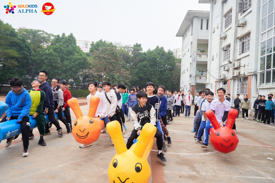 Học sinh còn tham gia các trò chơi vận động thể chất.