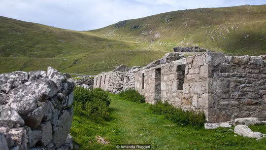 Đường chính trong thị trấn Hirta. Ảnh: BBC.