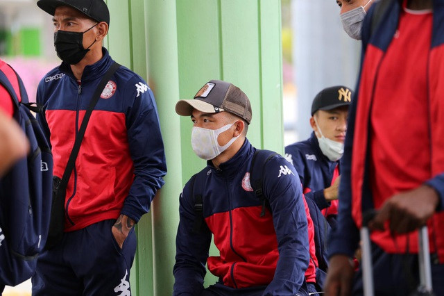 Công Phượng và đồng đội đeo kín khẩu trang khi đến Singapore - 5 Công Phượng và đồng đội đeo kín khẩu trang khi đến Singapore - 5