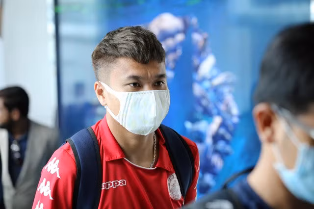 Công Phượng và đồng đội đeo kín khẩu trang khi đến Singapore - 4