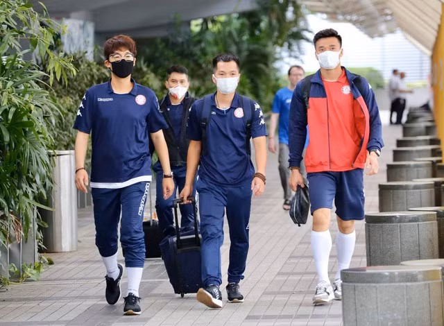 Công Phượng và đồng đội đeo kín khẩu trang khi đến Singapore - 7