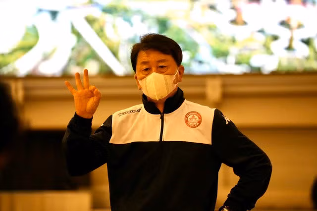 Công Phượng và đồng đội đeo kín khẩu trang khi đến Singapore - 3