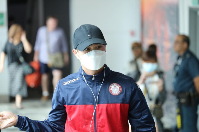 Công Phượng và đồng đội đeo kín khẩu trang đến Singapore