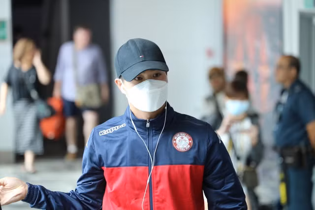 Công Phượng và đồng đội đeo kín khẩu trang đến Singapore
