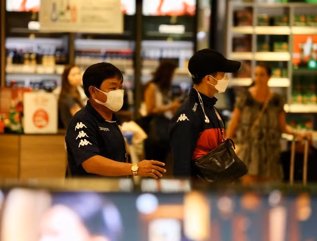 Công Phượng và đồng đội đeo kín khẩu trang khi đến Singapore - 2