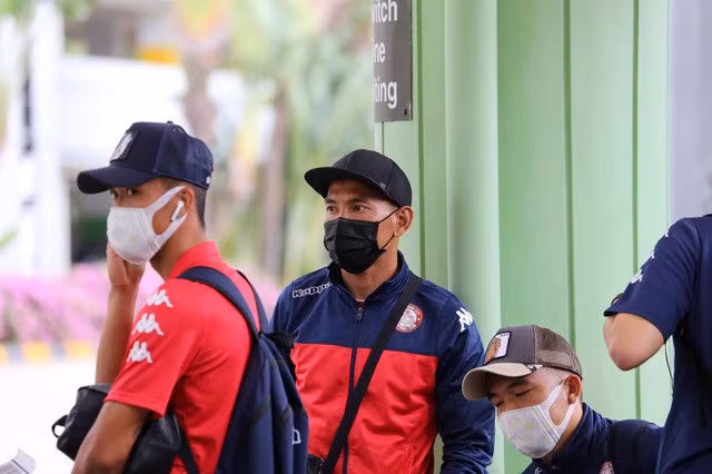 Công Phượng và đồng đội đeo kín khẩu trang khi đến Singapore - 8