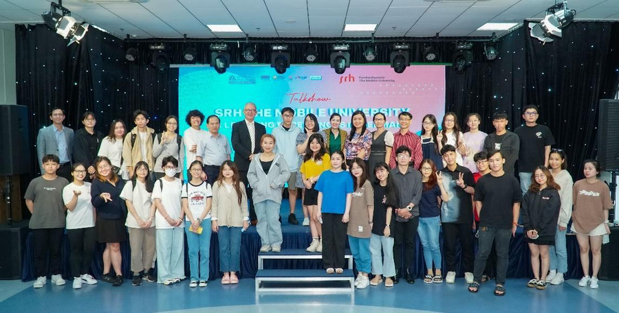 GS. Ottmar Schneck - Hiệu trưởng SRH The Mobile University cùng khách mời và các bạn học sinh, sinh viên tại sự kiện. GS. Ottmar Schneck - Hiệu trưởng SRH The Mobile University cùng khách mời và các bạn học sinh, sinh viên tại sự kiện.