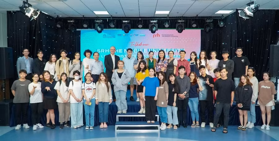 GS. Ottmar Schneck - Hiệu trưởng SRH The Mobile University cùng khách mời và các bạn học sinh, sinh viên tại sự kiện.