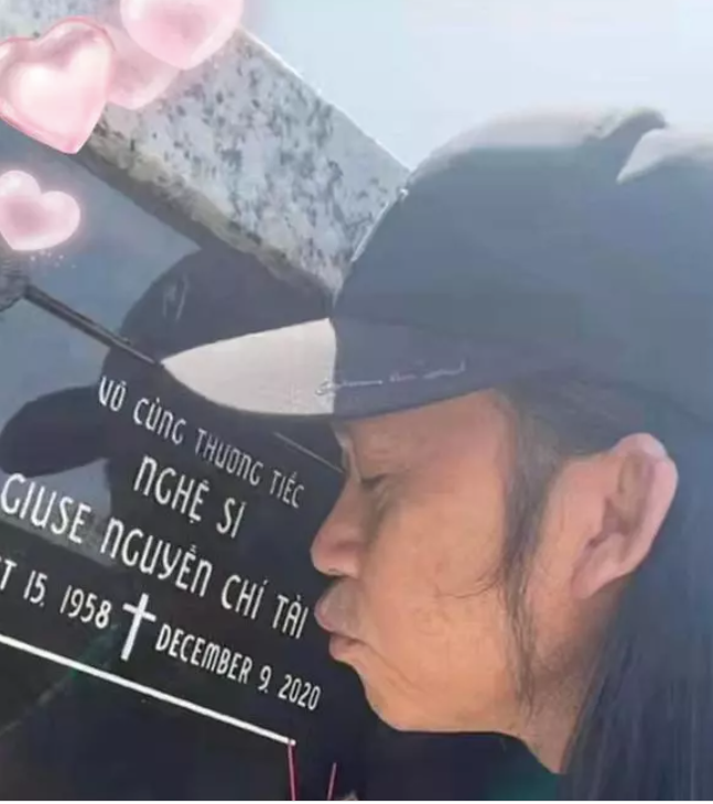 Hình ảnh Hoài Linh bên mộ Chí Tài.