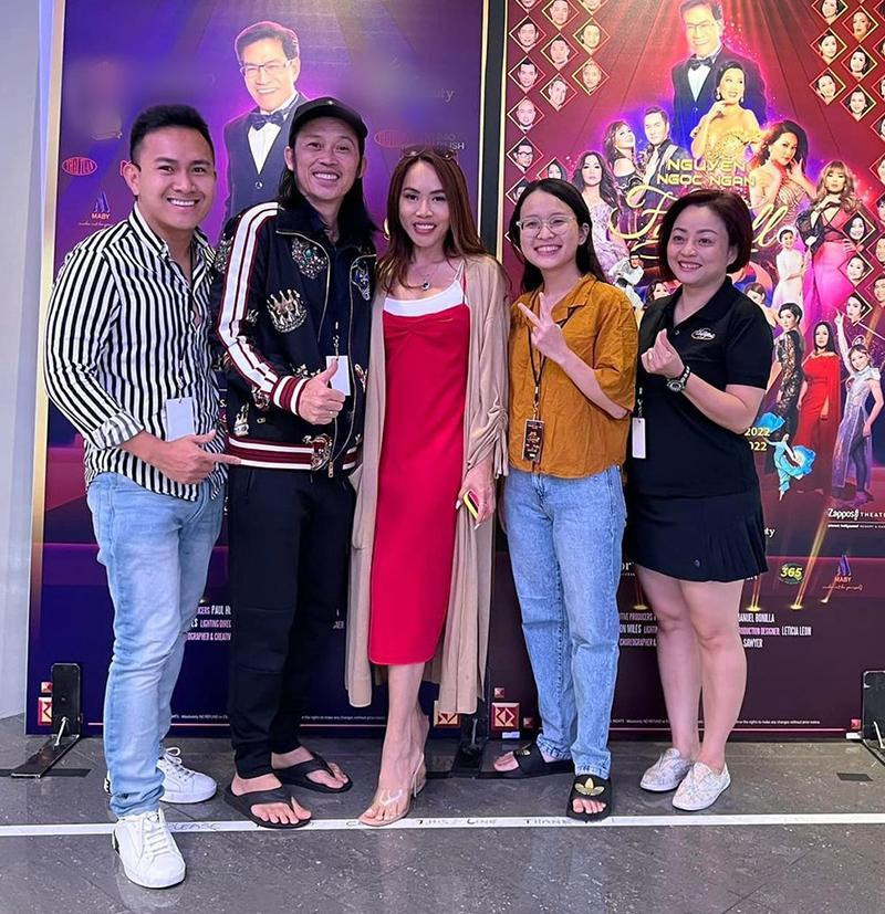 Nam danh hài vui vẻ bên con trai và em gái cùng người thân.