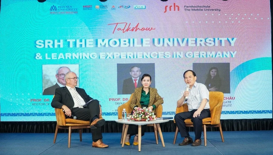 GS. Ottmar Schneck - Hiệu trưởng SRH The Mobile University, GS. Phạm Văn Tất - Phó trưởng phòng Quản lý Khoa học – Tạp chí Khoa học và TS. Đoàn Minh Châu - Viện trường Viện Sau Đại học & Lãnh đạo, Trường Đại học Hoa Sen tại buổi Talkshow: “SRH The Mobile University & learning Experiences in Germany.”