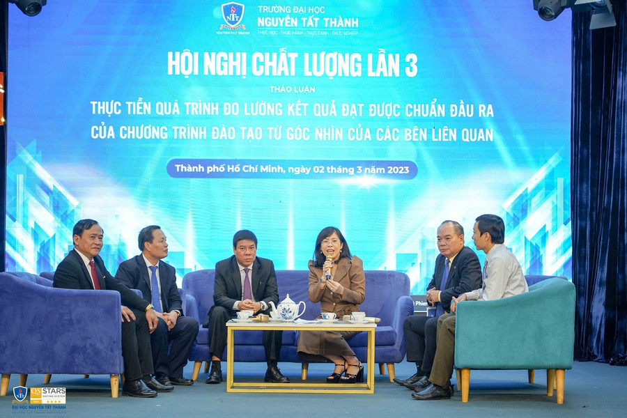 Các chuyên gia, nhà khoa học trao đổi các vấn đề về kiểm định chất lượng.