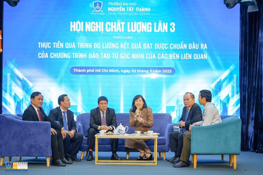 Các chuyên gia, nhà khoa học trao đổi các vấn đề về kiểm định chất lượng.