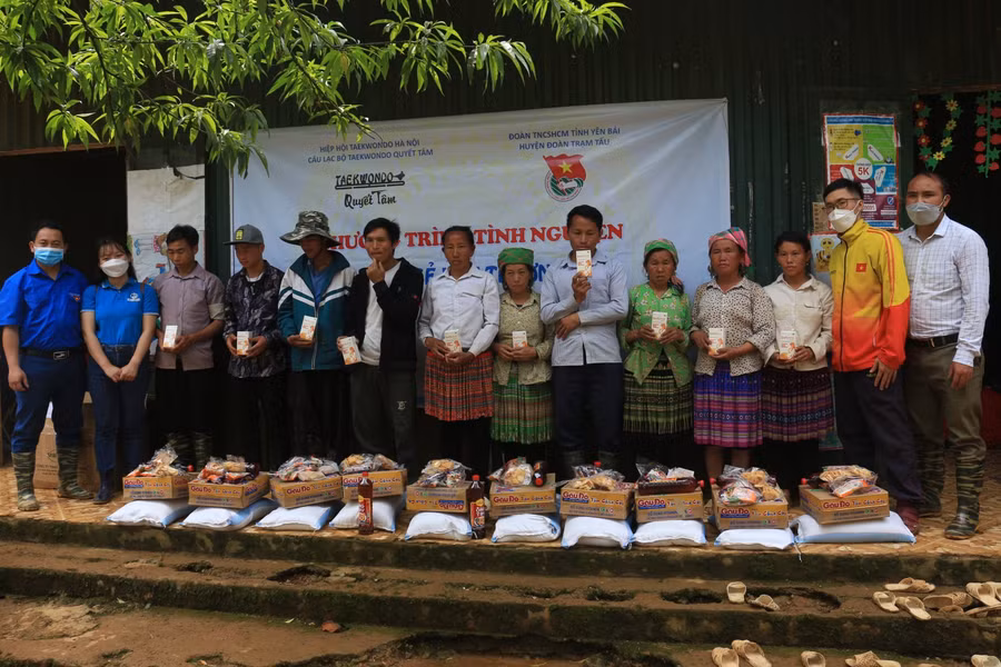 Tặng quà cho bản Háng Thồ