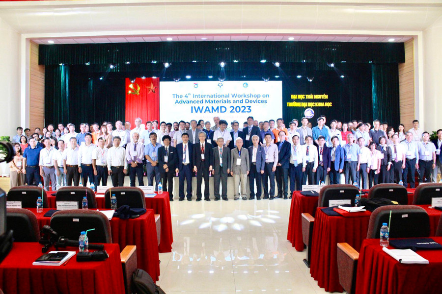 Các đại biểu chụp ảnh kỷ niệm,