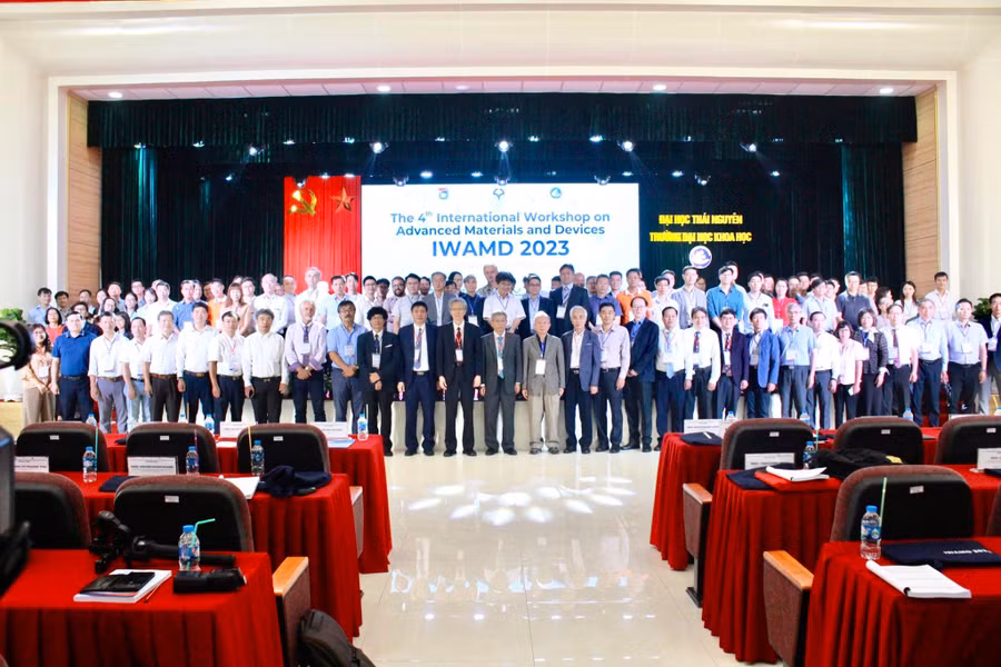 Các đại biểu chụp ảnh kỷ niệm,