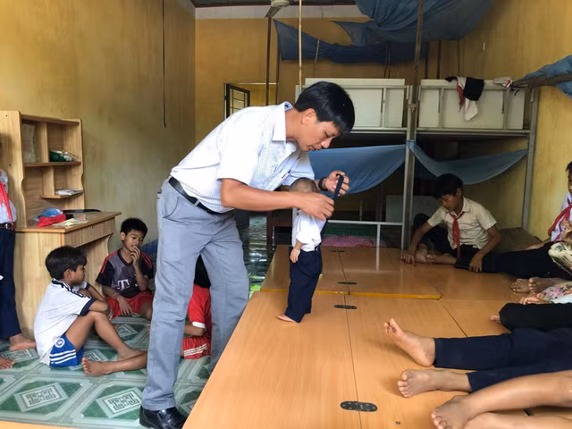  Thầy Cương chăm sóc K’Rể như tình yêu của người cha dành cho con 