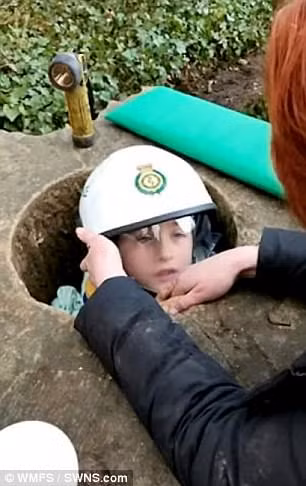 giai cuu cau be 7 tuoi bi mac ket trong tuong dai da hinh anh 2