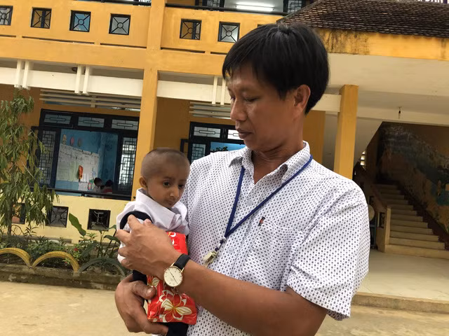  Thầy Đặng Văn Cương và cậu học trò tí hon K’Rể 