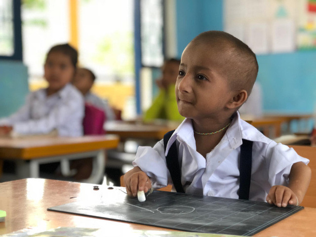 Bật khóc trước “bí mật” của người thầy dành cho học trò tí hon 10 tuổi nặng 3,9 kg