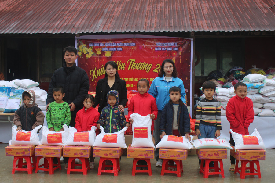 Đại diện Đoàn Thanh niên, Hội Nông dân phường Trưng Vương (TP Thái Nguyên) trao quà cho các em học sinh. Đại diện Đoàn Thanh niên, Hội Nông dân phường Trưng Vương (TP Thái Nguyên) trao quà cho các em học sinh.