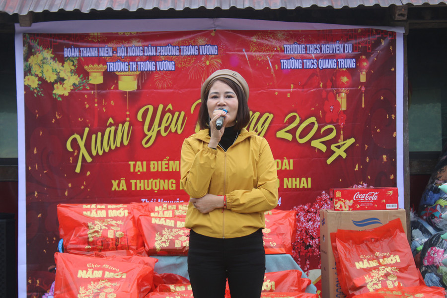 Cô giáo Nguyễn Thanh Mai, Hiệu trường trường Tiểu học Trưng Vương (TP Thái Nguyên) phát biểu tại chương trình. Cô giáo Nguyễn Thanh Mai, Hiệu trường trường Tiểu học Trưng Vương (TP Thái Nguyên) phát biểu tại chương trình.