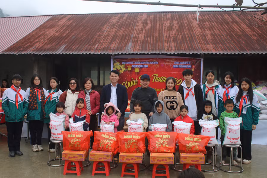 Đại diện Trường THCS Quang Trung và Trường THCS Nguyễn Du trao quà Tết cho các em học sinh.