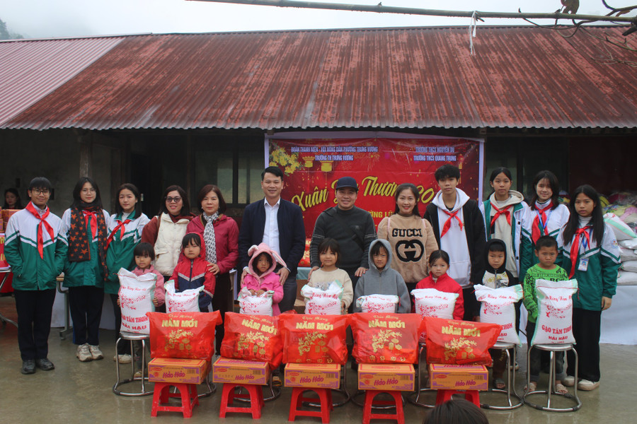 Đại diện Trường THCS Quang Trung và Trường THCS Nguyễn Du trao quà Tết cho các em học sinh. Đại diện Trường THCS Quang Trung và Trường THCS Nguyễn Du trao quà Tết cho các em học sinh.