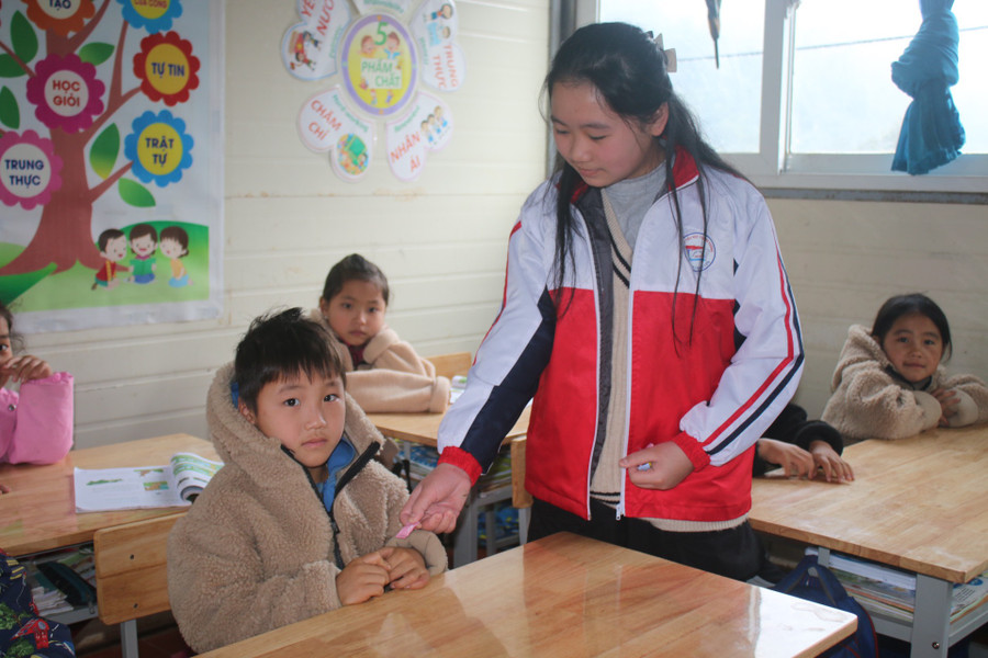 Các em học sinh Trường Tiểu học Trưng Vương tặng quà và bánh kẹo cho học sinh tại điểm trường. Các em học sinh Trường Tiểu học Trưng Vương tặng quà và bánh kẹo cho học sinh tại điểm trường.