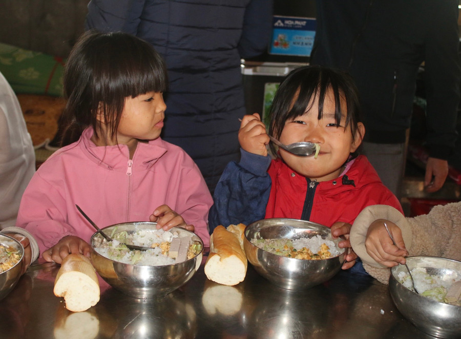 Các em học sinh diện áo mới, vui vẻ ăn bữa cơm trưa cùng đoàn. Các em học sinh diện áo mới, vui vẻ ăn bữa cơm trưa cùng đoàn.