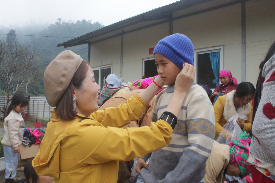 Học sinh Điểm trường Lũng Hoài được nhận quần áo mà đoàn thiện nguyện dành tặng. Học sinh Điểm trường Lũng Hoài được nhận quần áo mà đoàn thiện nguyện dành tặng.