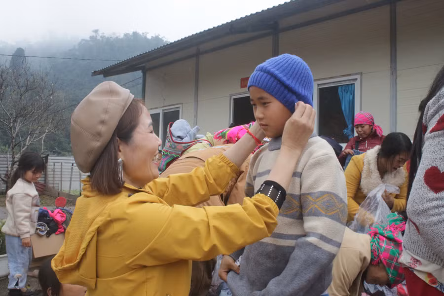 Học sinh Điểm trường Lũng Hoài được nhận quần áo mà đoàn thiện nguyện dành tặng.