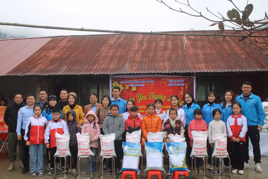 Đại diện Trường Tiểu học Trưng Vương trao quà cho các em học sinh.