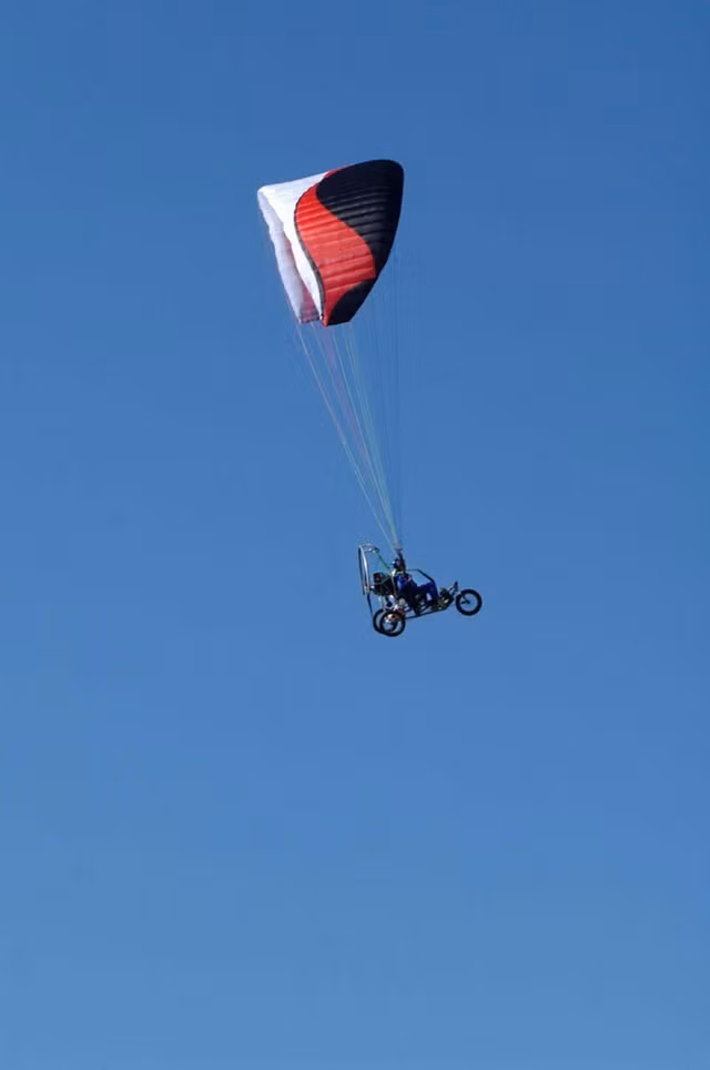 Chiếc dù gắn động cơ của Krasouski đã gặp sự cố